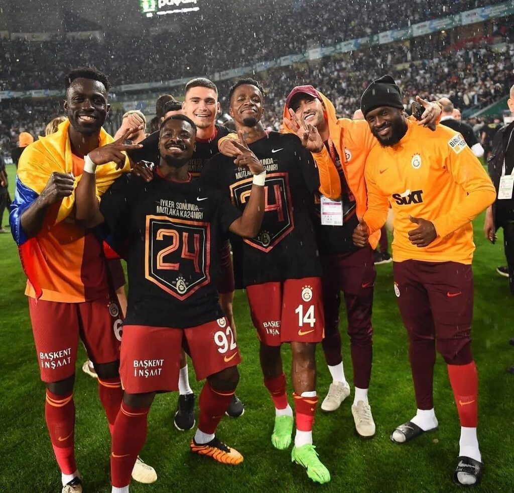 Serge Aurier et Wilfried Zaha champions avec Galatasaray