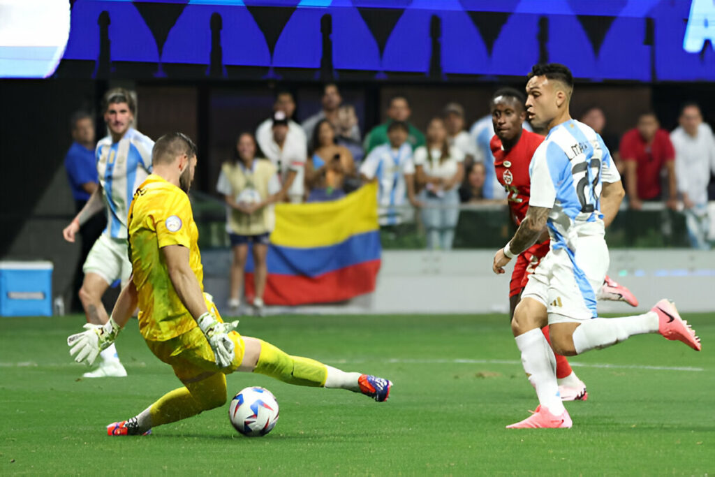 Lionel Messi célébrant la victoire de l'Argentine