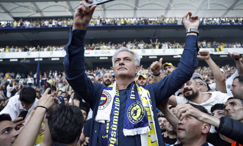 José Mourinho avec le maillot de Fenerbahçe