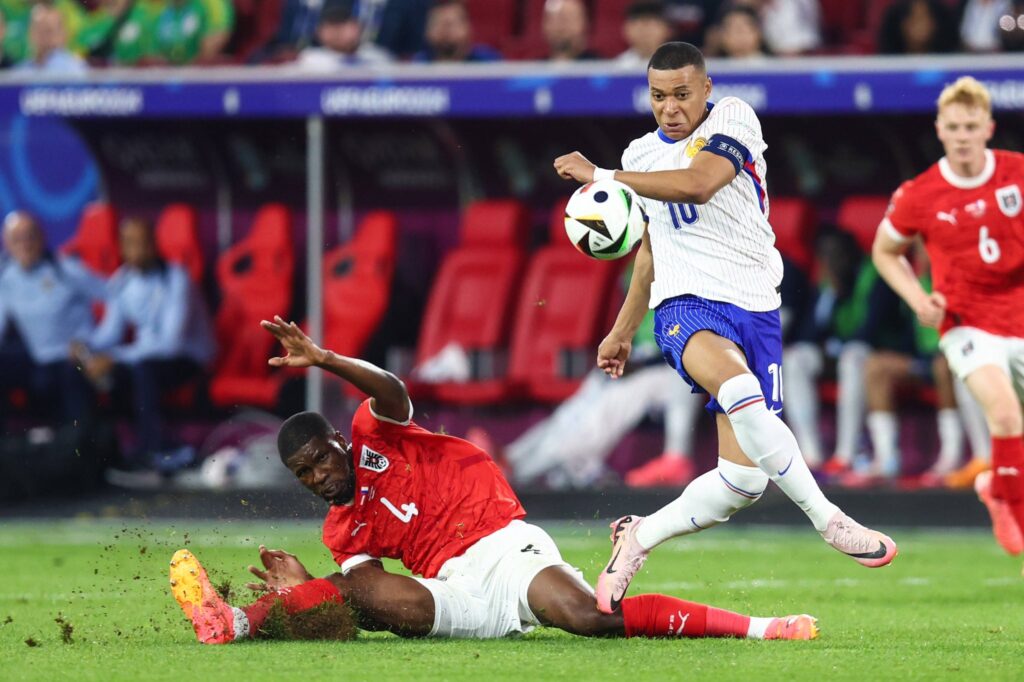 Kevin Danso et Kylian Mbappé collision