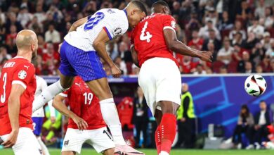 Kevin Danso et Kylian Mbappé collision