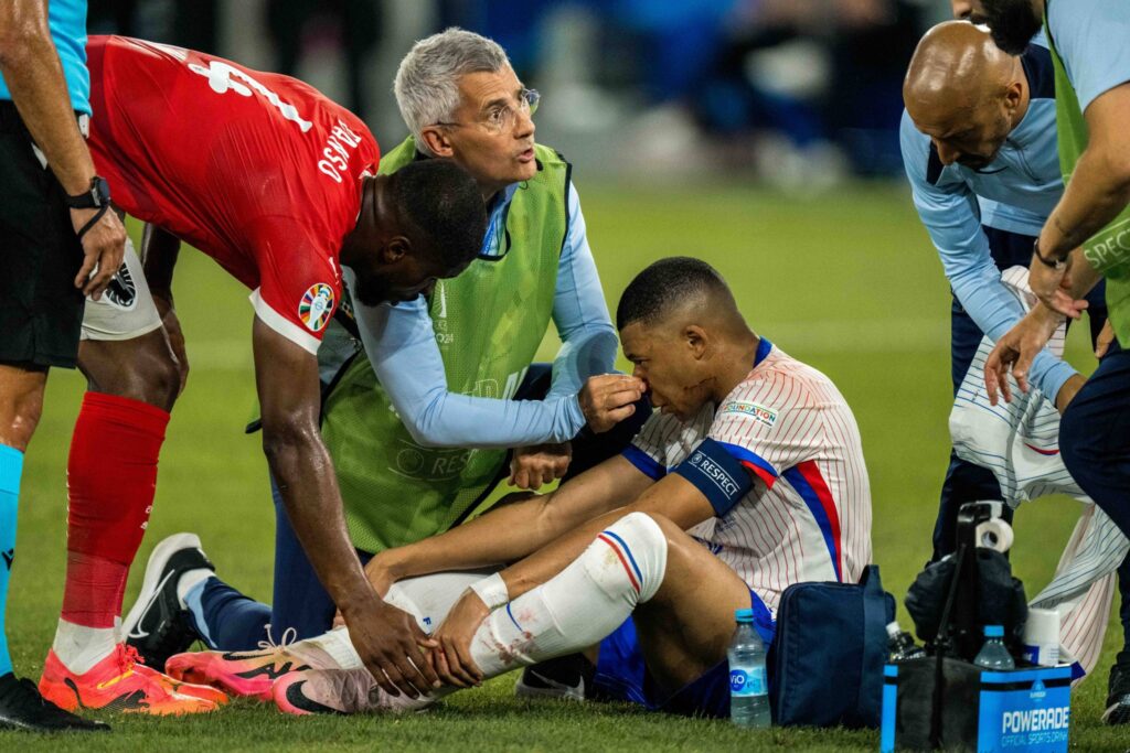 Kevin Danso et Kylian Mbappé collision