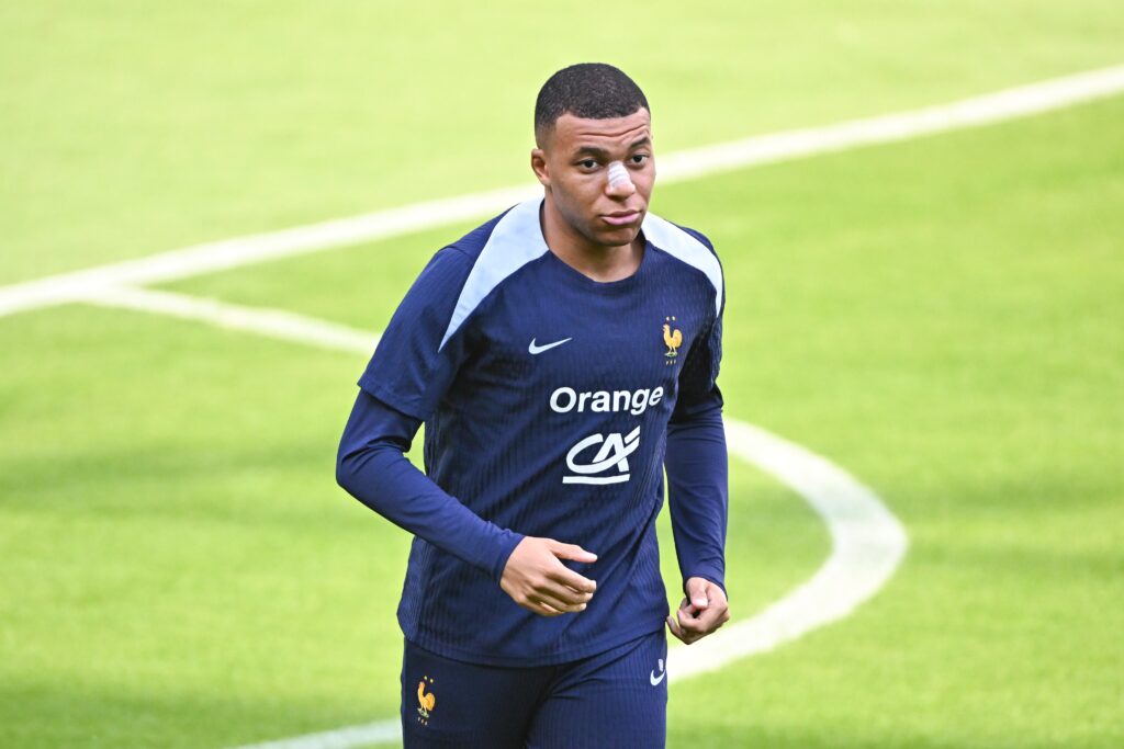 Kylian Mbappé retourne à l'entraînement avec un pansement sur le nez