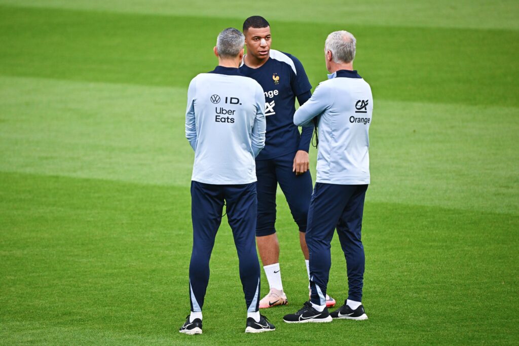 Kylian Mbappé retourne à l'entraînement avec un pansement sur le nez