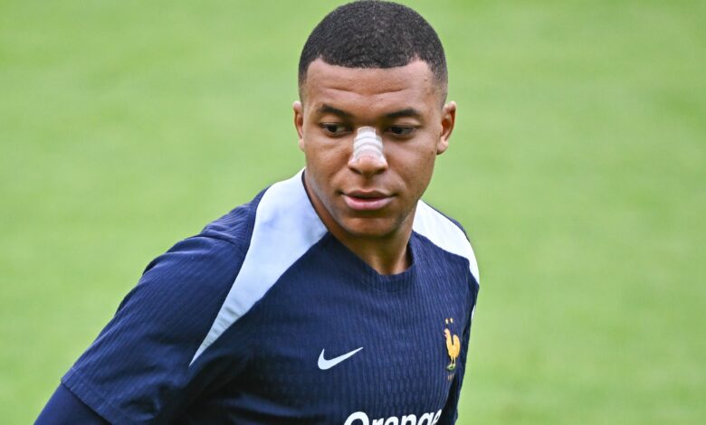 Kylian Mbappé retourne à l'entraînement avec un pansement sur le nez