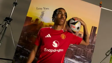 Leny Yoro signe à Manchester United