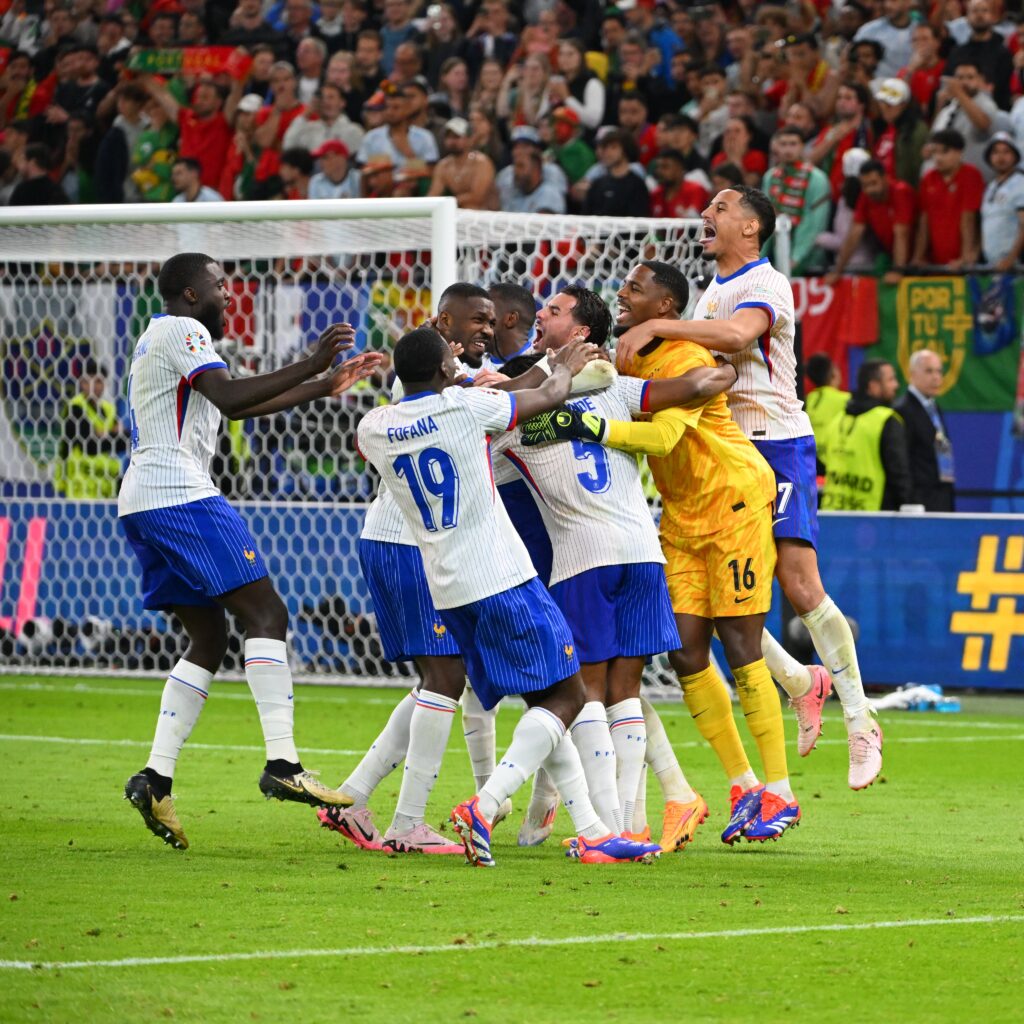 L'équipe de France célèbre après avoir éliminé le Portugal aux tirs au but