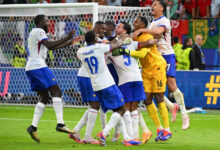 L'équipe de France célèbre après avoir éliminé le Portugal aux tirs au but