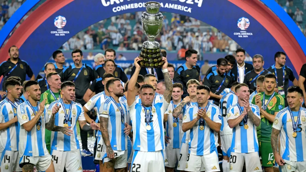 Lionel Messi et l'équipe d'Argentine célèbrent leur victoire en finale de la Copa América 2024.