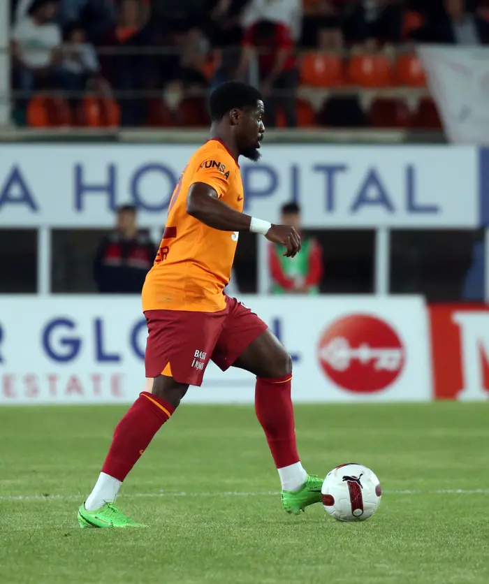 Serge Aurier annonce son départ de Galatasaray sur Instagram