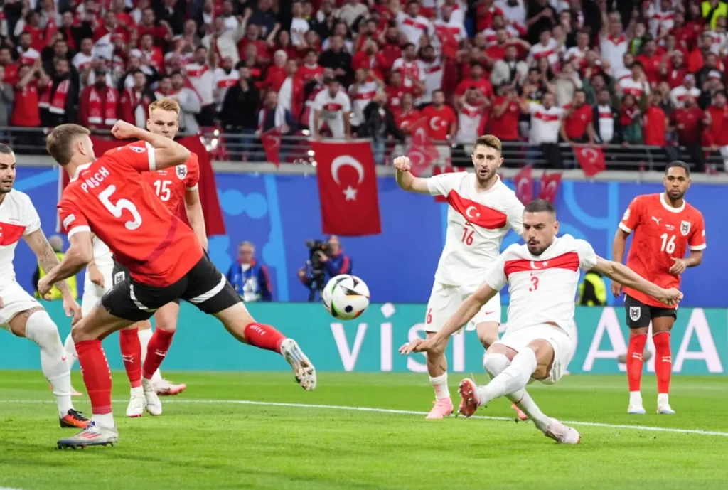 Les joueurs de la Turquie célèbrent leur victoire contre l'Autriche à l'Euro 2024.