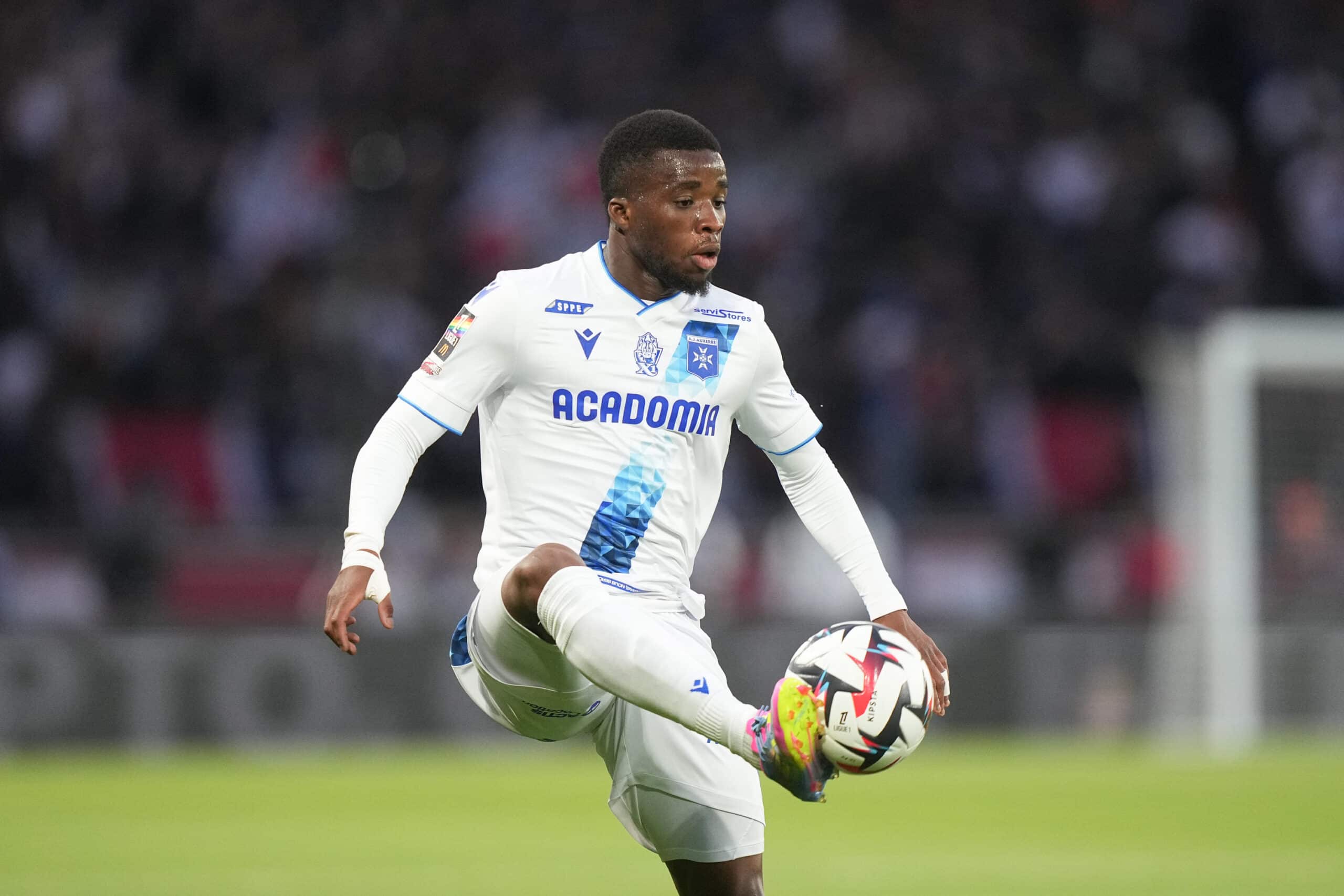 Hamed Junior Traoré en action sous le maillot de l'AJ Auxerre, bientôt à l’OM