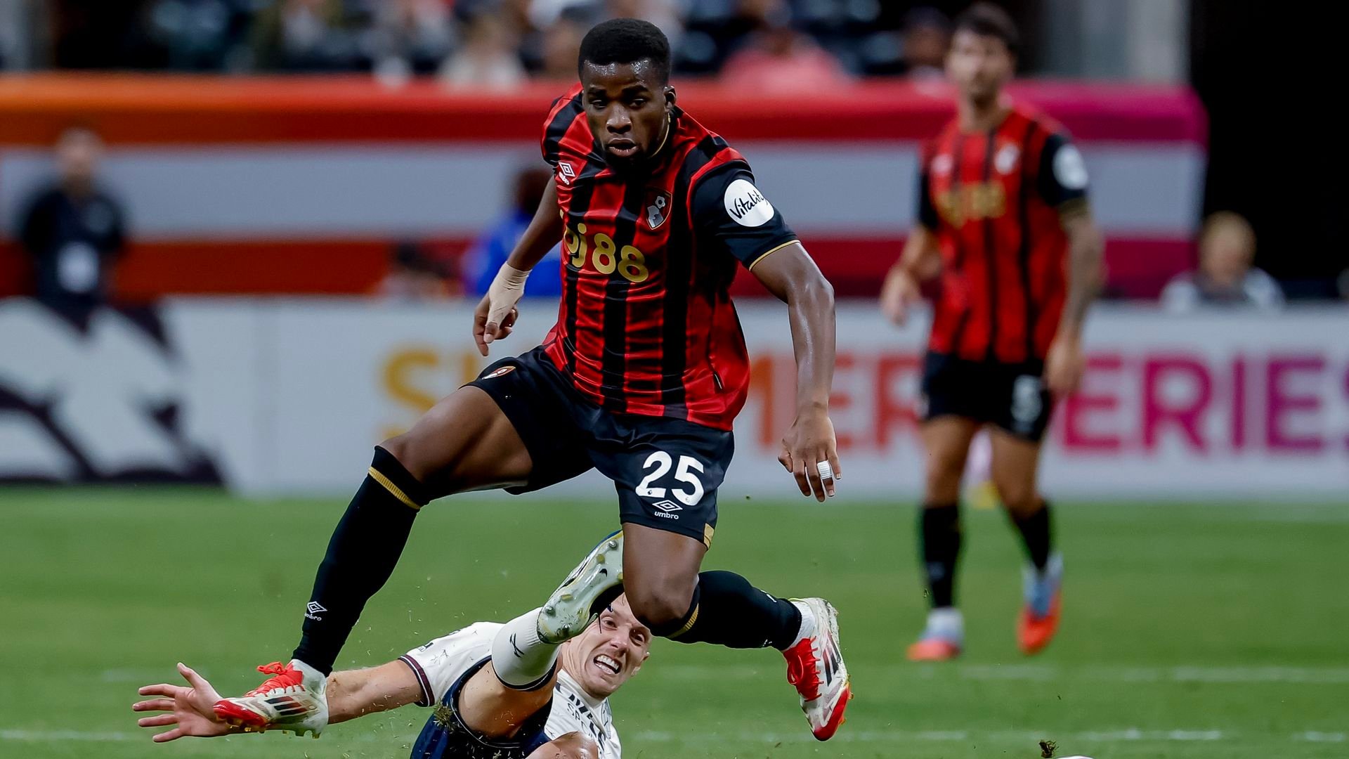 Hamed Junior Traoré en action sous le maillot de Bournemouth, bientôt à l’OM