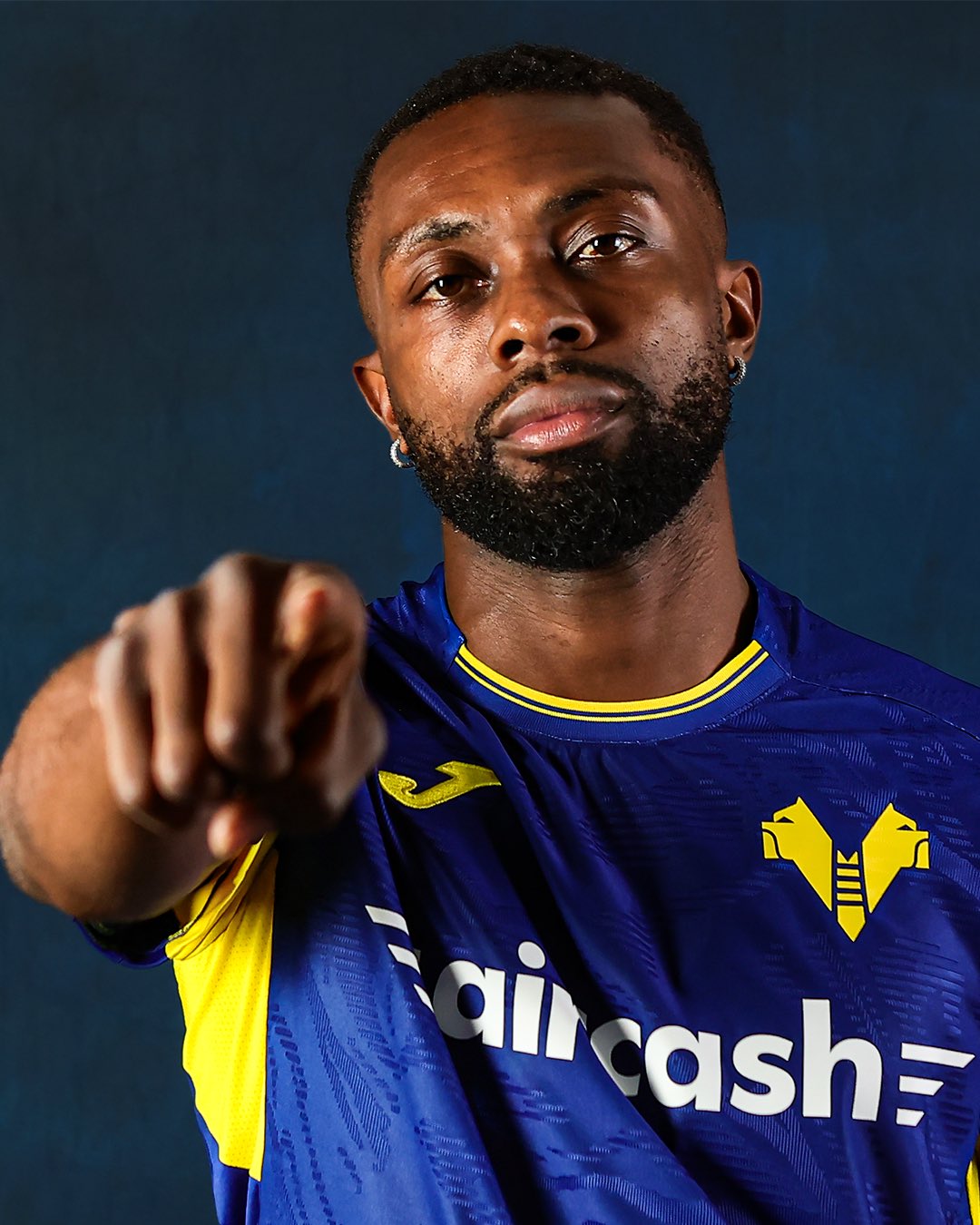 Le défenseur ivoirien Jean-Daniel Akpa Akpro rejoint l’Hellas Vérone pour une saison.