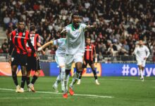 Evan Ndicka célèbre son but en Ligue Europa contre l’OGC Nice