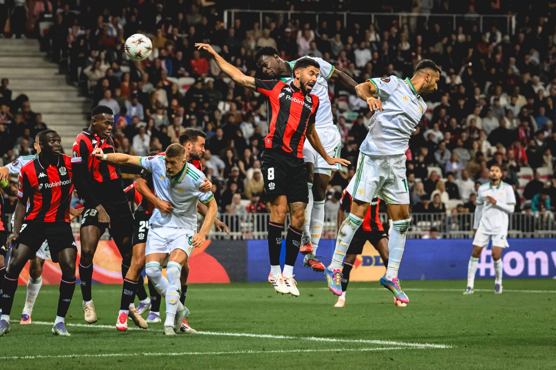 Evan Ndicka célèbre son but en Ligue Europa contre l’OGC Nice