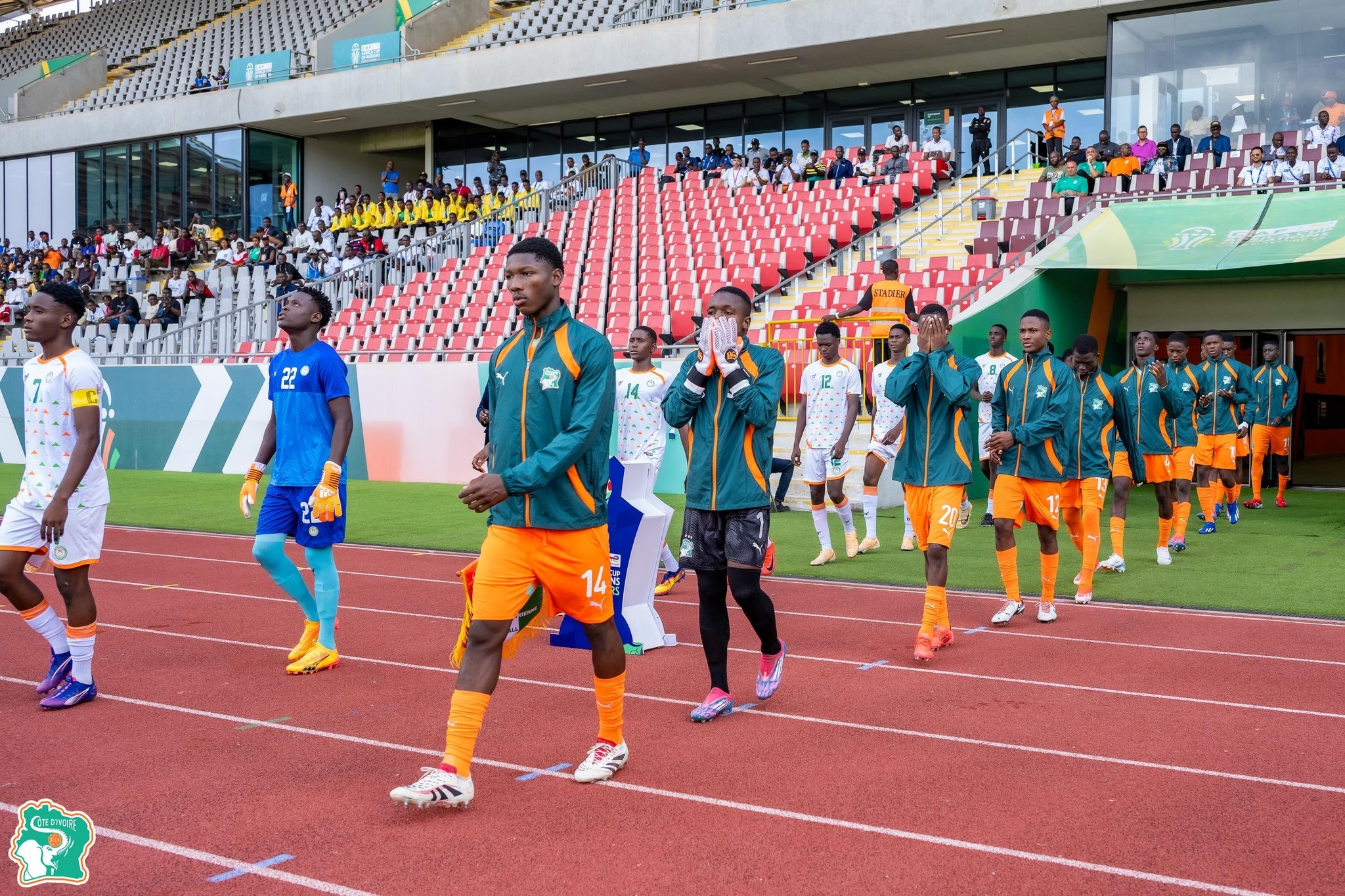 Équipe U17 de Côte d’Ivoire célébrant sa victoire au Tournoi UFOA-B 2025
