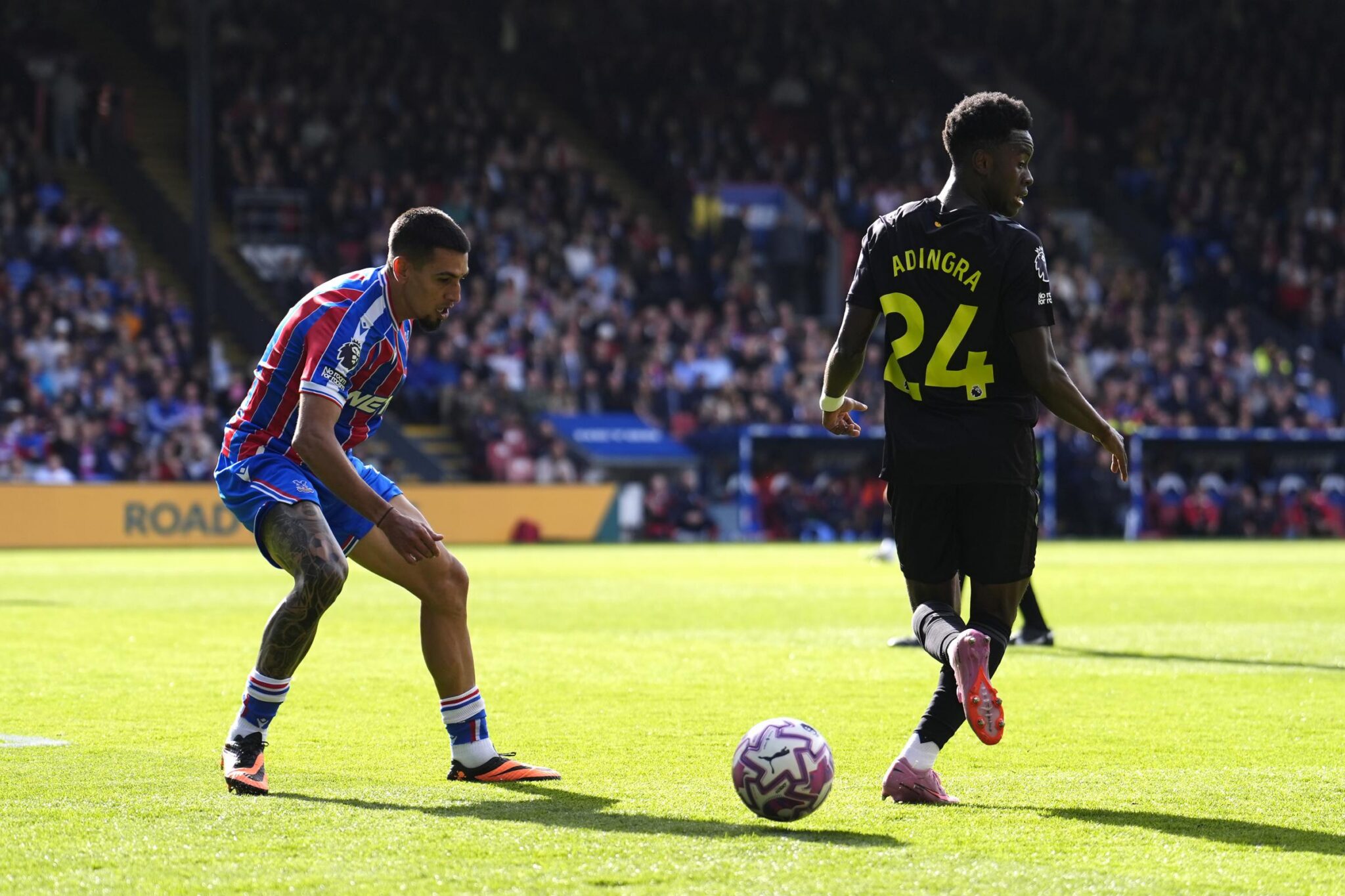 Simon Adingra quitte la pelouse après seulement 35 minutes contre Manchester United.