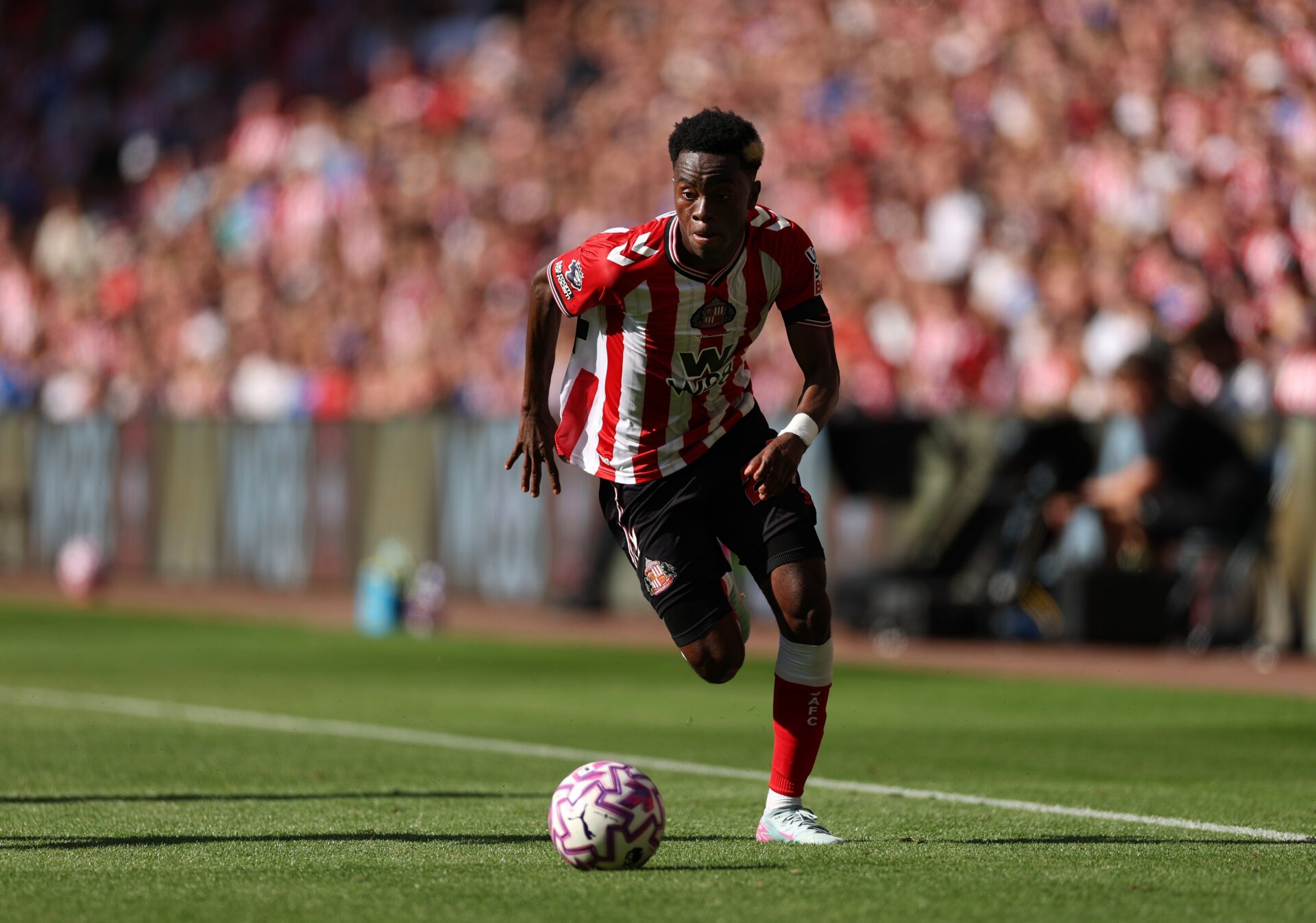 Simon Adingra quitte la pelouse après seulement 35 minutes contre Manchester United.