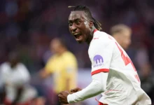 Yan Diomandé, l’ailier ivoirien du RB Leipzig, au centre d’un duel entre Tottenham, Liverpool et le FC Barcelone.