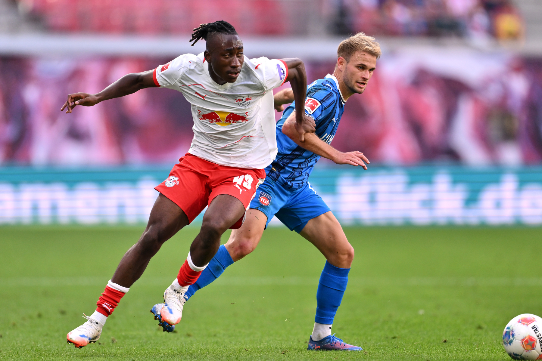 Yan Diomandé, l’ailier ivoirien du RB Leipzig, au centre d’un duel entre Tottenham, Liverpool et le FC Barcelone.