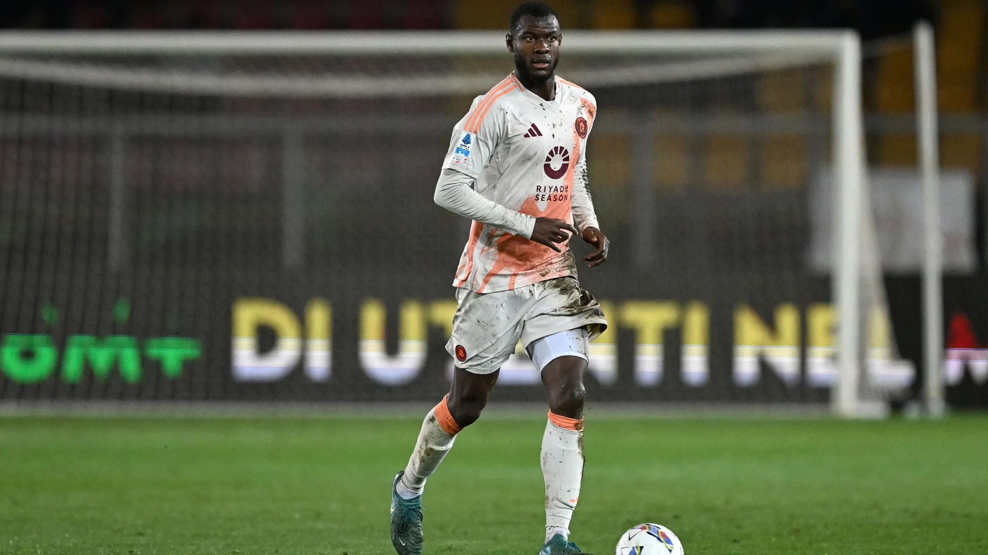 Evan Ndicka défenseur ivoirien de la Roma ciblé par le FC Barcelone