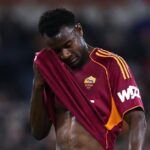 Evan Ndicka quitte le terrain blessé lors du match entre la Roma et la Lazio