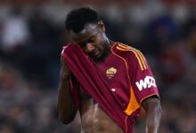 Evan Ndicka quitte le terrain blessé lors du match entre la Roma et la Lazio