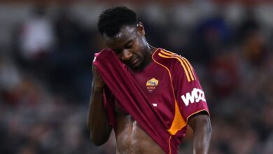 Evan Ndicka quitte le terrain blessé lors du match entre la Roma et la Lazio