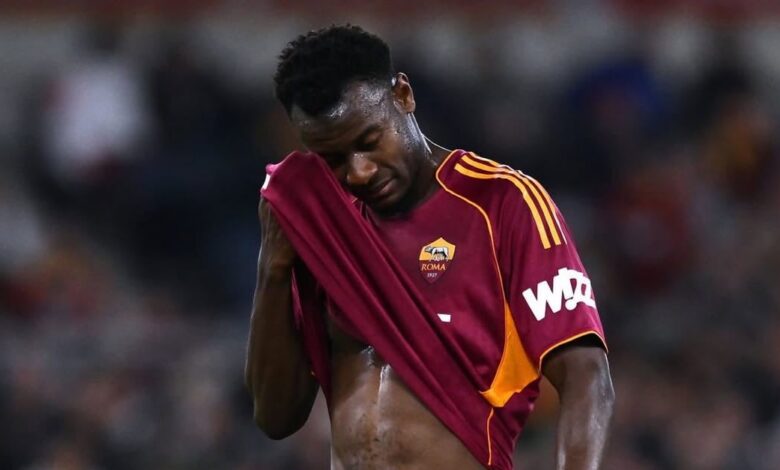 Evan Ndicka quitte le terrain blessé lors du match entre la Roma et la Lazio