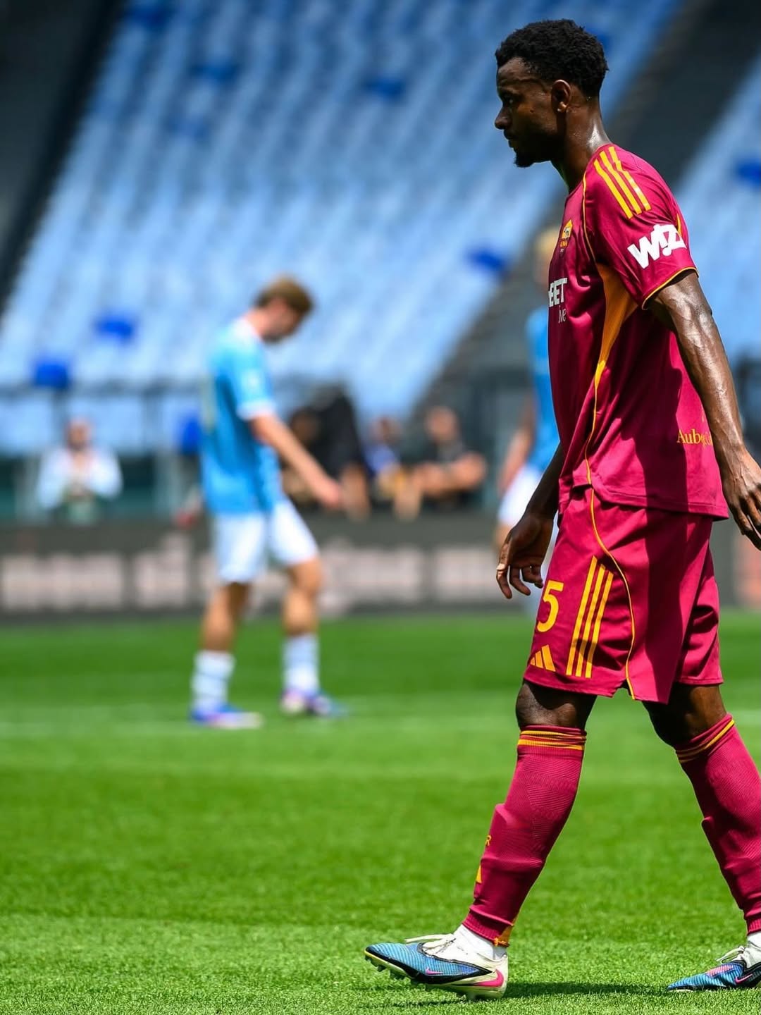 Evan Ndicka quitte le terrain blessé lors du match entre la Roma et la Lazio