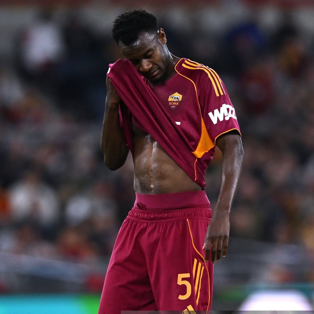 Evan Ndicka quitte le terrain blessé lors du match entre la Roma et la Lazio