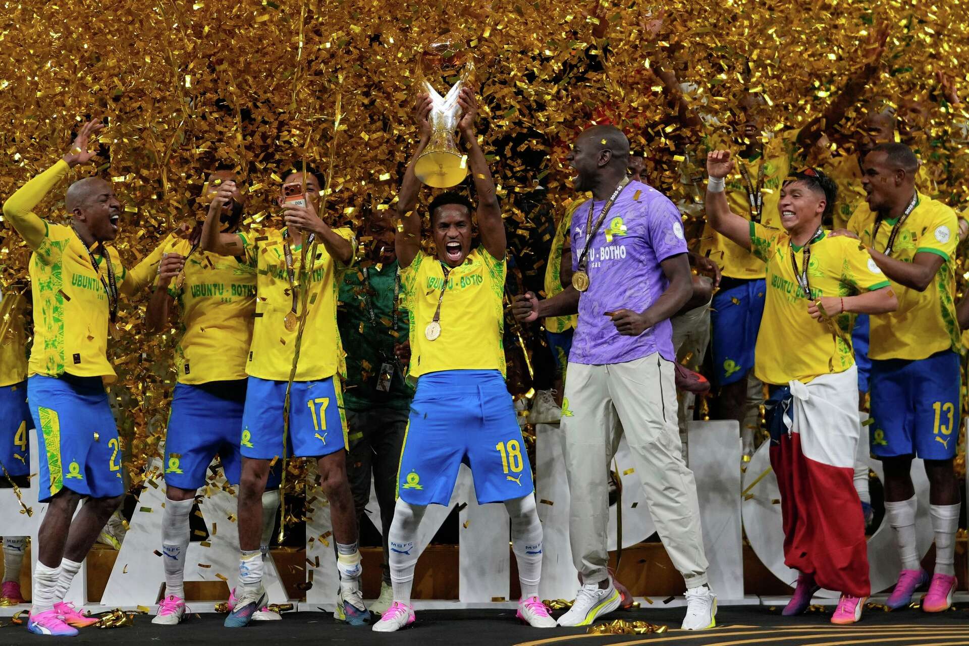 Les joueurs de Mamelodi Sundowns célèbrent leur victoire en Ligue des Champions CAF contre l’AS FAR Rabat