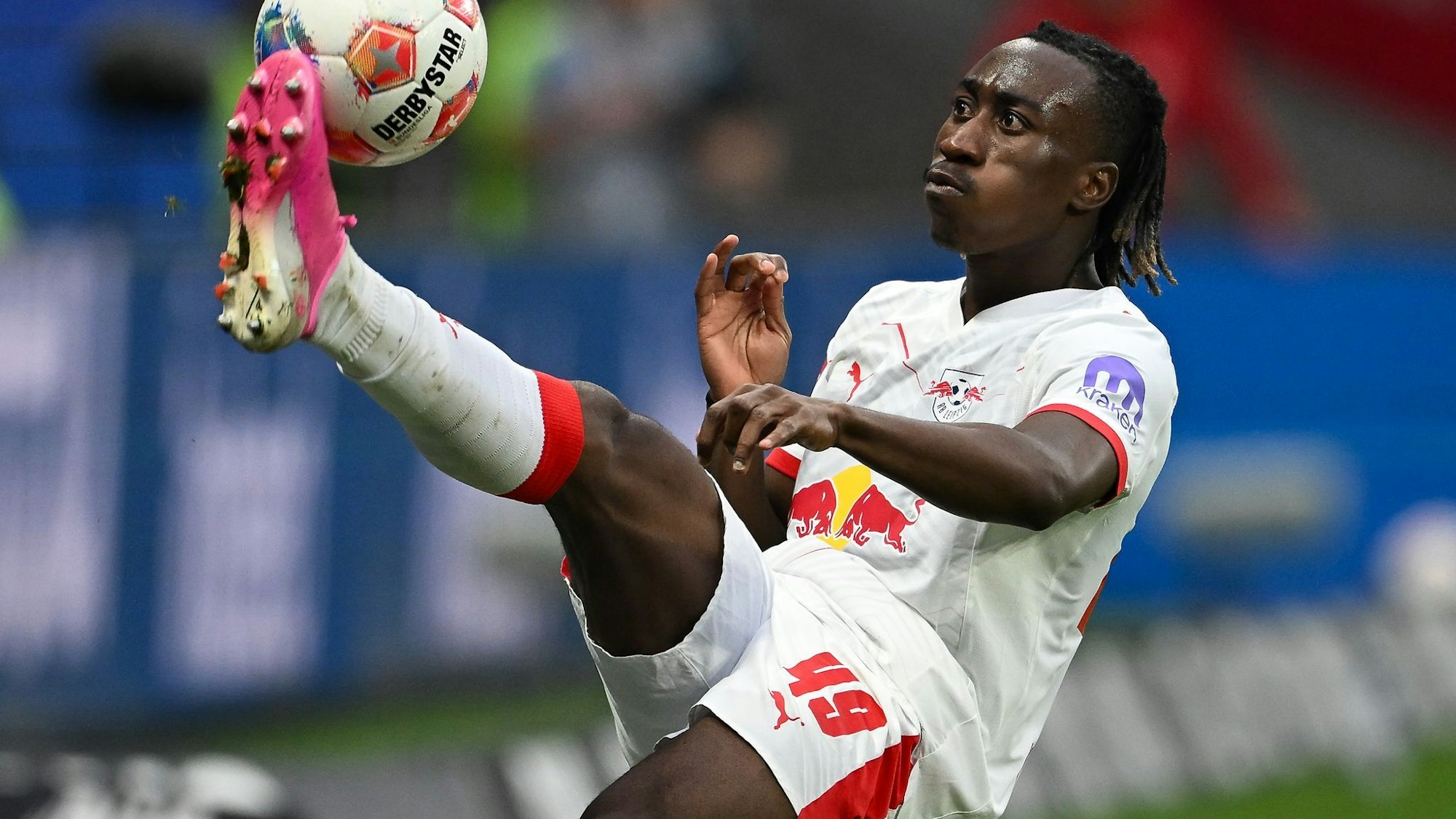 Yan Diomandé reçoit son trophée de rookie de l’année en Bundesliga
