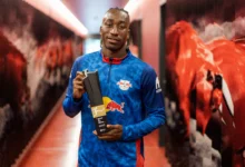 Yan Diomandé reçoit son trophée de rookie de l’année en Bundesliga