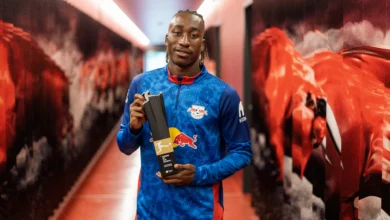 Yan Diomandé reçoit son trophée de rookie de l’année en Bundesliga
