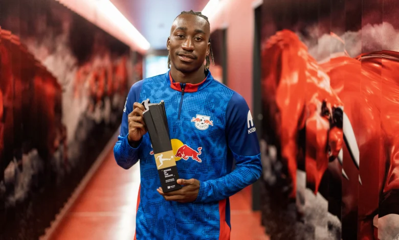 Yan Diomandé reçoit son trophée de rookie de l’année en Bundesliga