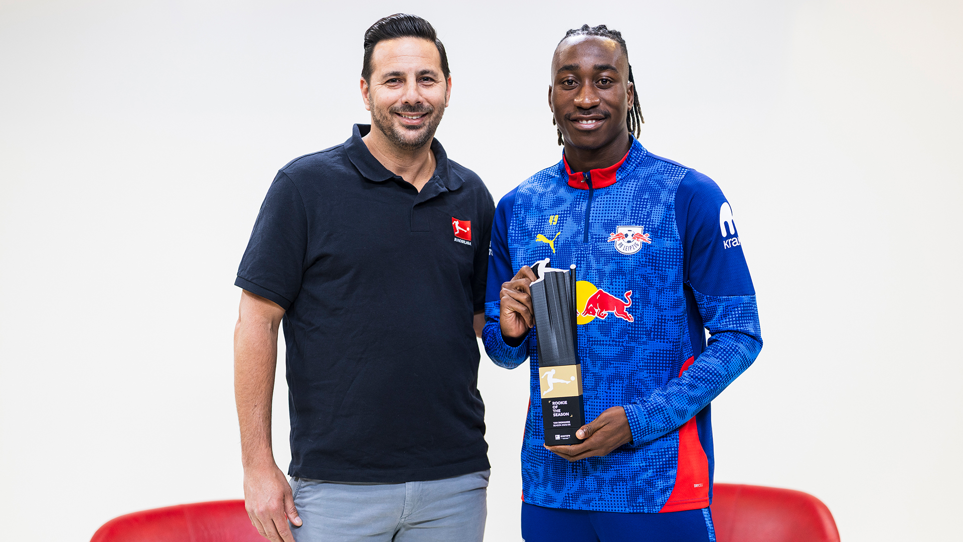 Yan Diomandé reçoit son trophée de rookie de l’année en Bundesliga