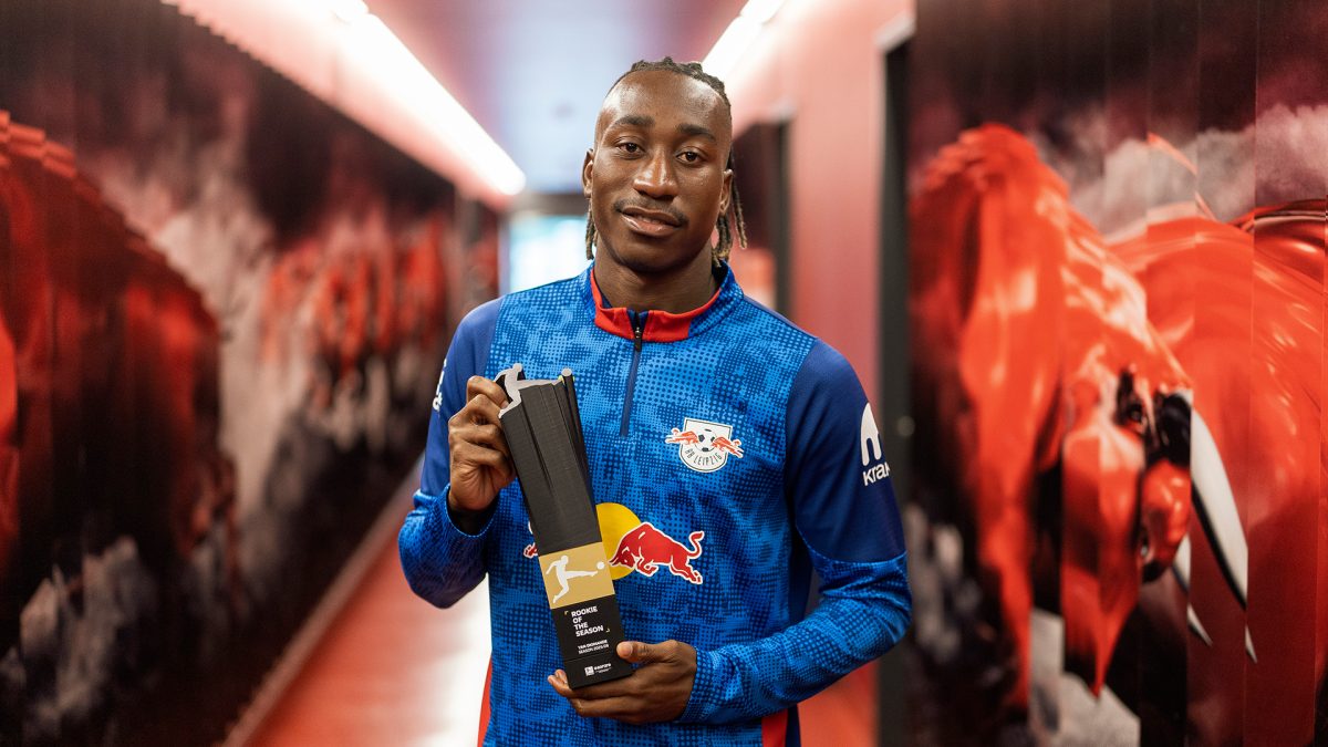 Yan Diomandé reçoit son trophée de rookie de l’année en Bundesliga