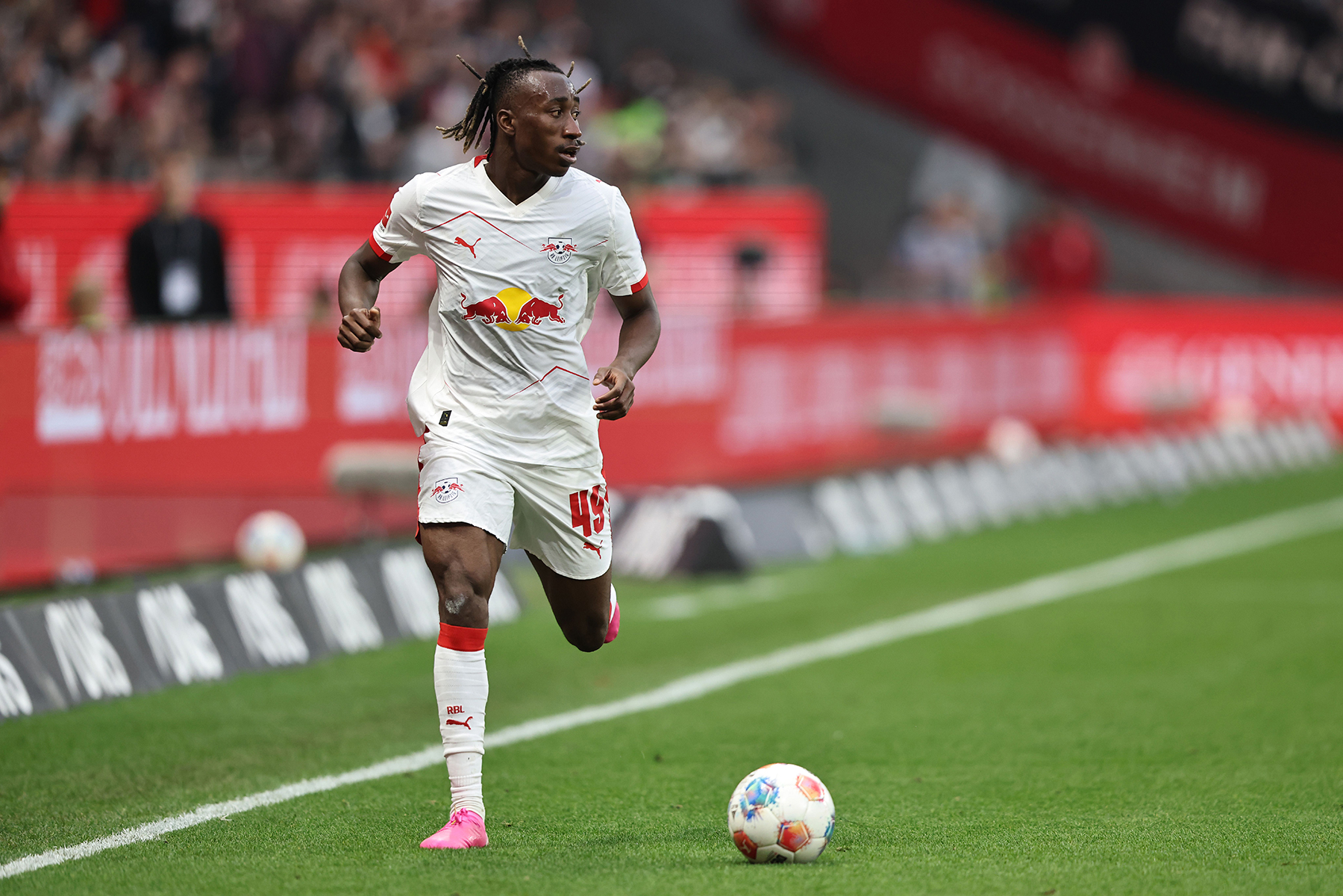 Yan Diomandé lors d'un match avec le RB Leipzig suivi par le PSG