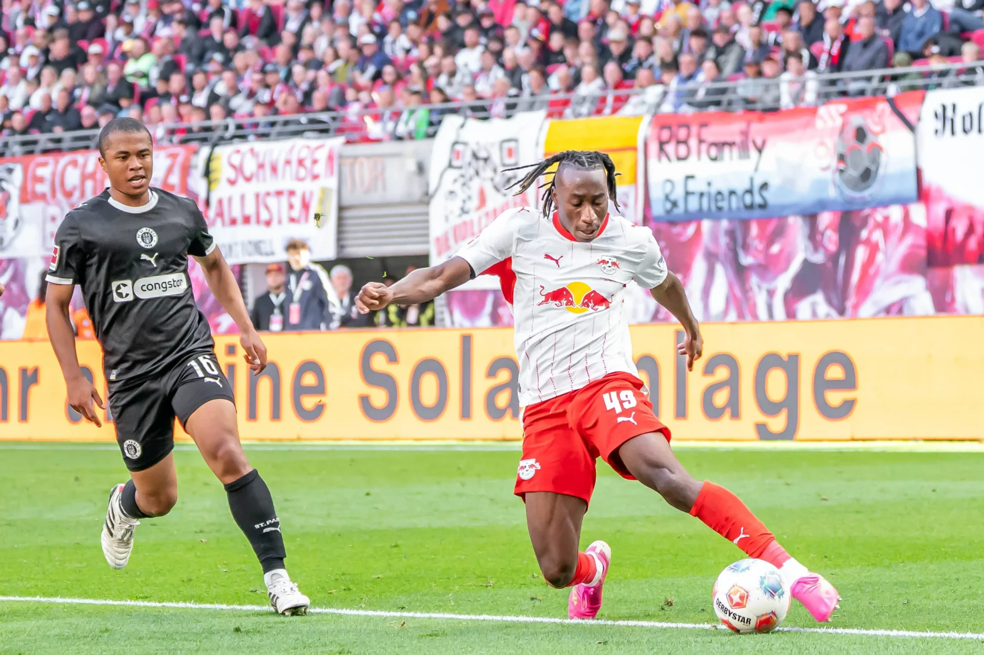 Yan Diomandé lors d'un match avec le RB Leipzig suivi par le PSG