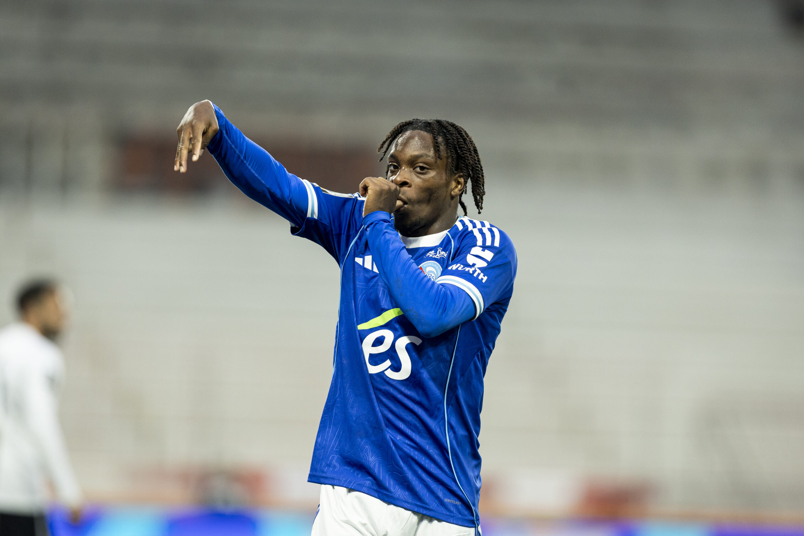 Martial Godo sous le maillot de Strasbourg convoité par Fulham durant le mercato.