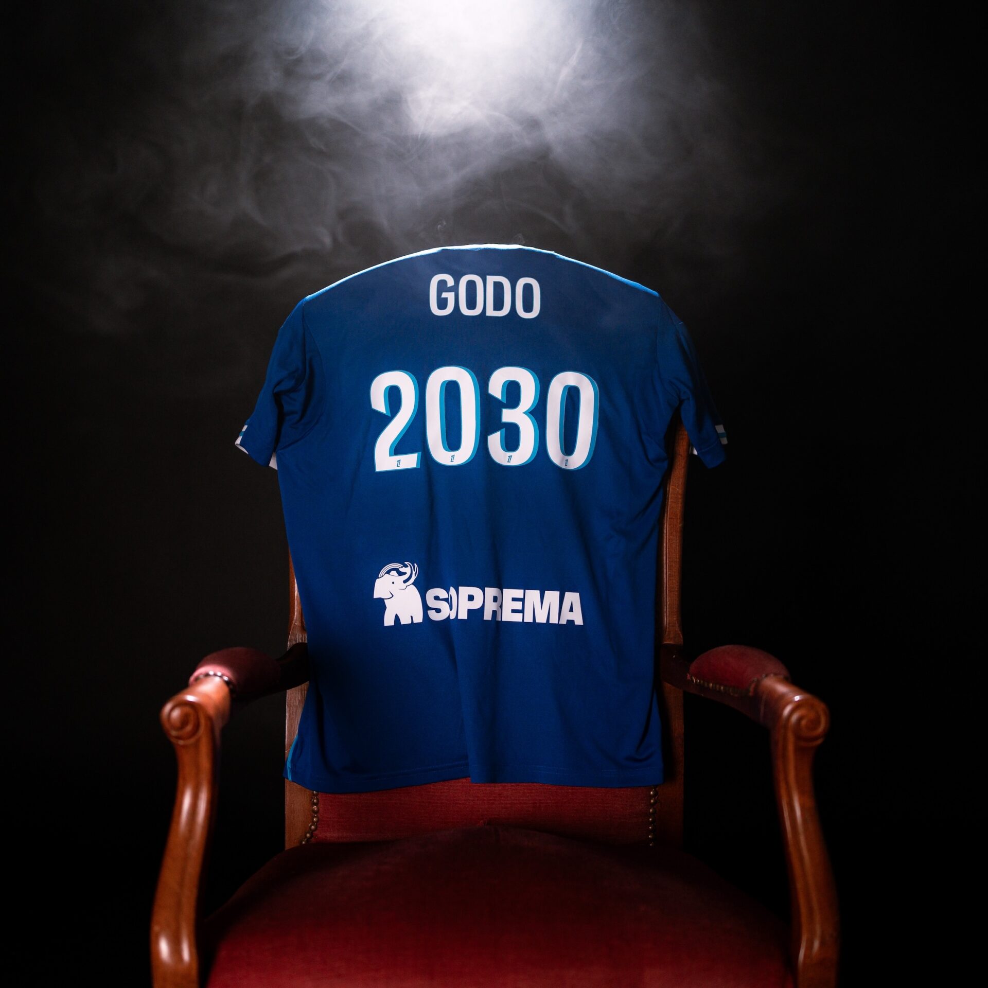 Martial Godo sous le maillot de Strasbourg convoité par Fulham durant le mercato.