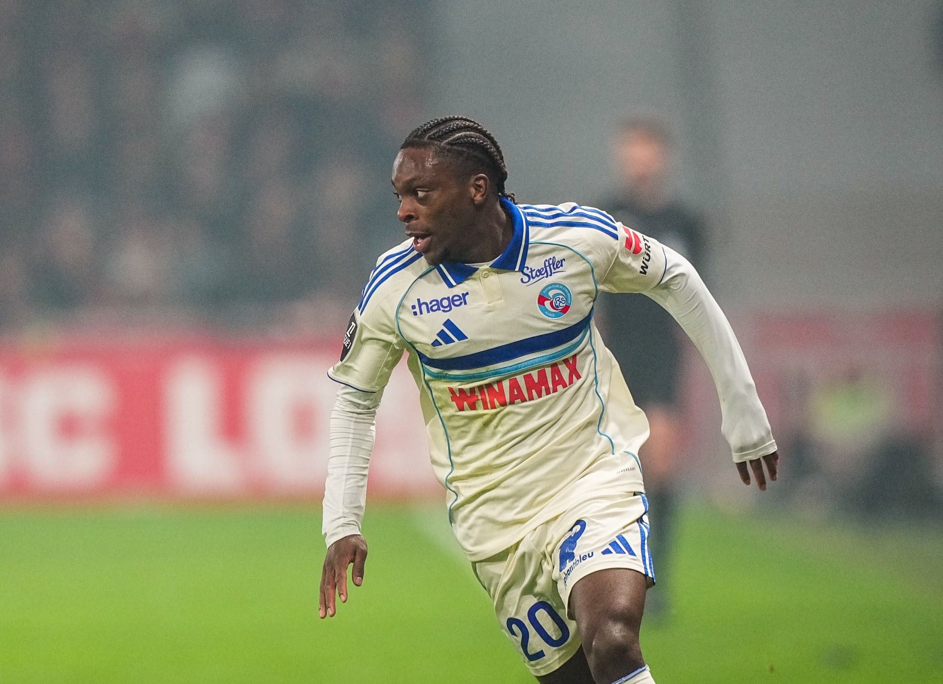 Martial Godo sous le maillot de Strasbourg convoité par Fulham durant le mercato.