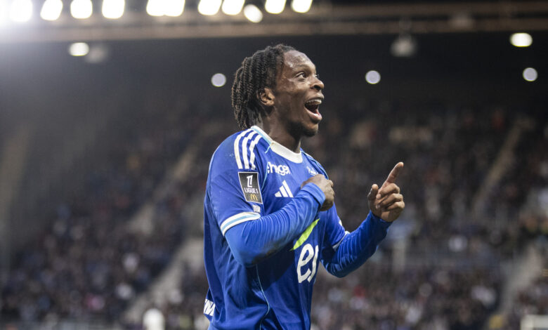 Martial Godo sous le maillot de Strasbourg convoité par Fulham durant le mercato.