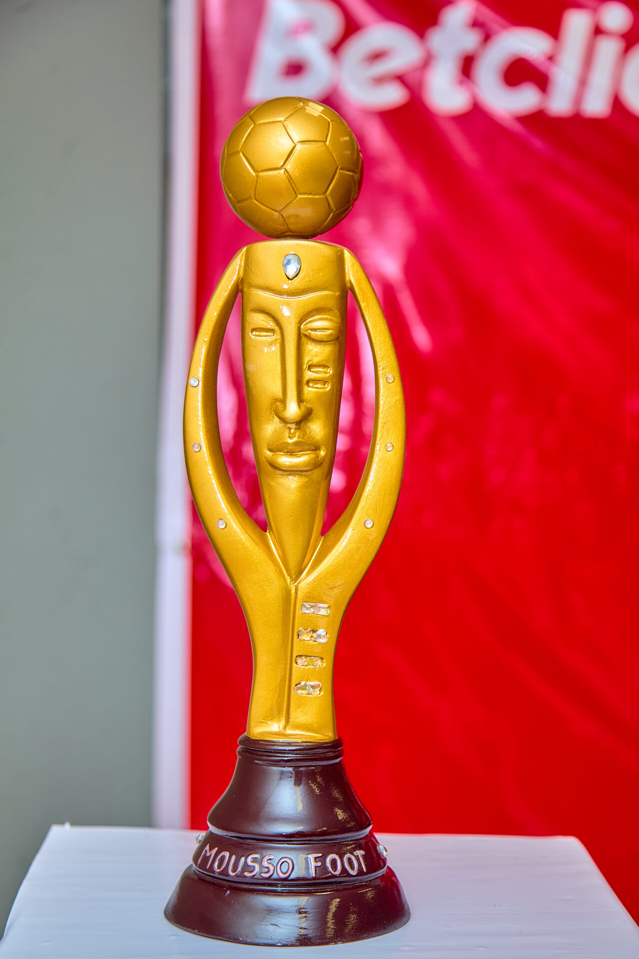 Le trophée officiel de la 4e édition conçu par le sculpteur Ayemi Olivier de l'INSAAC.