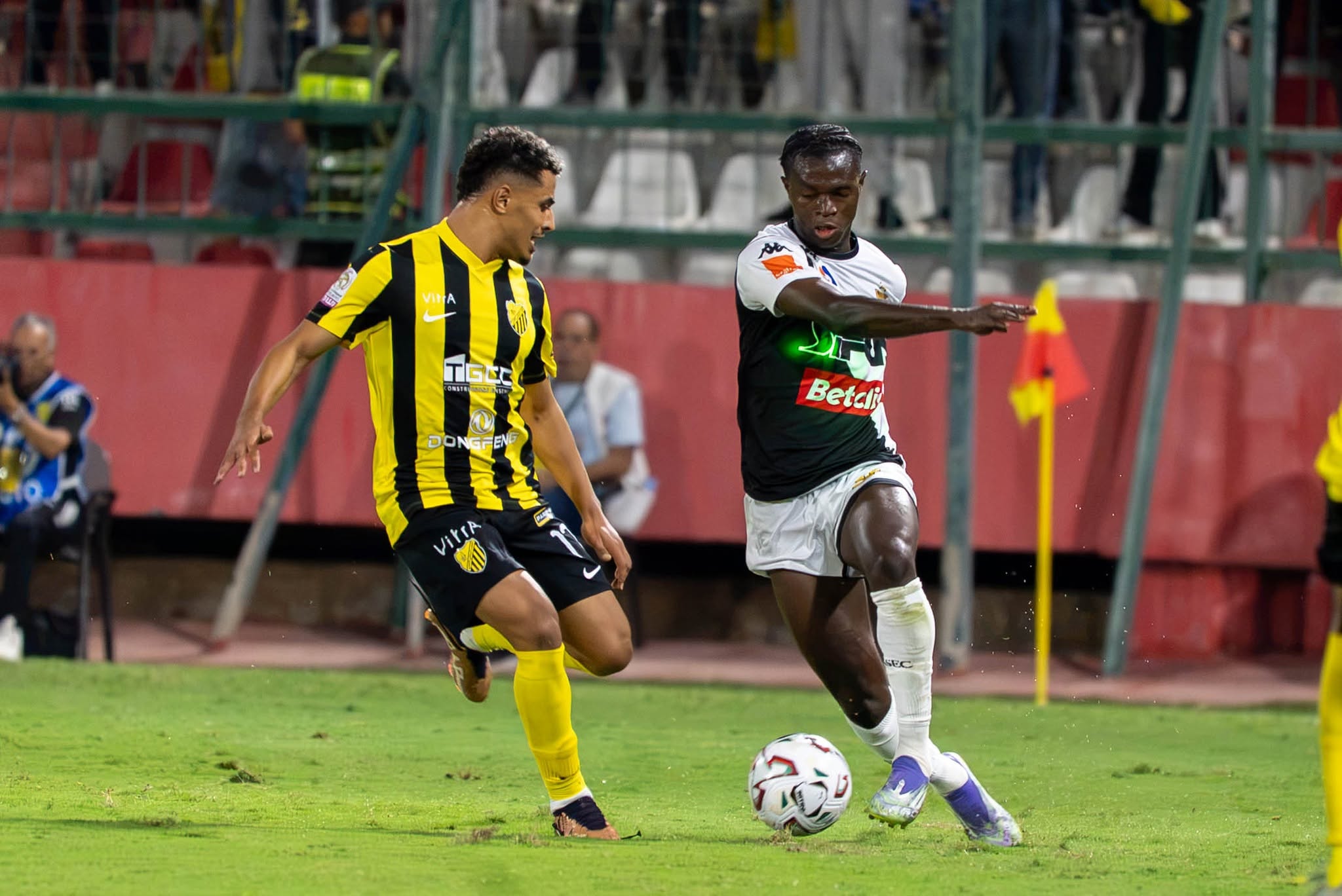 Duel entre un joueur de l'ASEC Mimosas et un joueur du MAS de Fès