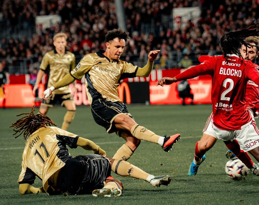 Elye Wahi au duel avec Blocko lors de Brest – Nice en Ligue 1