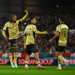 Elye Wahi buteur face à Brest avec l’OGC Nice, entouré de Koutouné et Abdelmonem