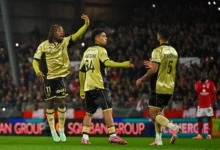 Elye Wahi buteur face à Brest avec l’OGC Nice, entouré de Koutouné et Abdelmonem